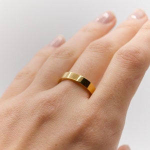 Smooth band ring in gold