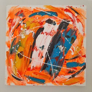 Può includere: Dipinto astratto con pennellate audaci di vernice arancione, bianca, blu e nera. I colori sono vivaci ed energici, creando una composizione dinamica.