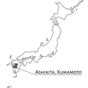 Puede incluir: Un mapa en blanco y negro de Jap&oacute;n, con un &aacute;rea resaltada en verde y rojo, y un cuadro de llamada que apunta a Ashikita, Kumamoto.
