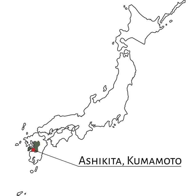 Puede incluir: Un mapa en blanco y negro de Jap&oacute;n, con un &aacute;rea resaltada en verde y rojo, y un cuadro de llamada que apunta a Ashikita, Kumamoto.
