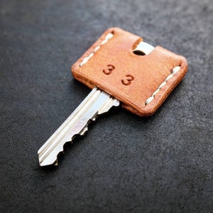 Gepersonaliseerde lederen sleutelkap, lederen sleutelkap, sleutelhoezen voor huissleutels, sleuteldekking, gepersonaliseerde sleutelkap, lederen sleutelkap, lederen cadeau afbeelding 3