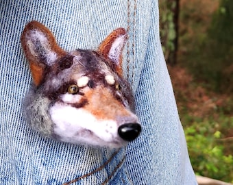 Wolf brooch hand needle felted face 3D, Wooden jewelry, Nature lovers gift, Bag ornaments, Wool felt animal brooch, Realistic wolf