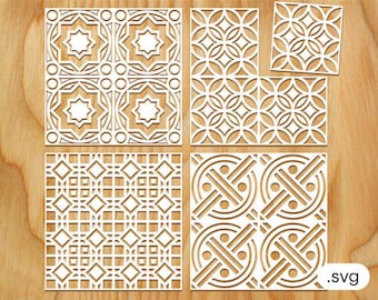 Puede incluir: Cuatro patrones geométricos diferentes en blanco, dispuestos en una cuadrícula sobre un fondo de madera. Los patrones están formados por círculos, cuadrados y diamantes. La imagen incluye el texto ".svg".