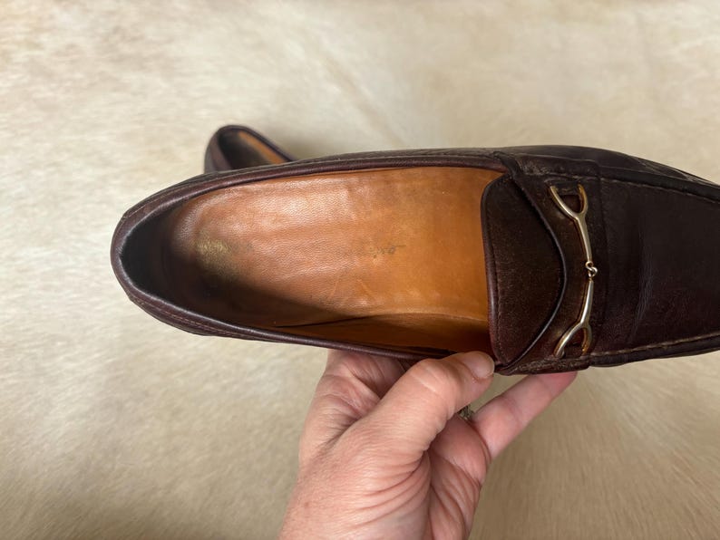 vintage men’s leather slip on loafers with gold horsebit ferragamo size 8 bild 5