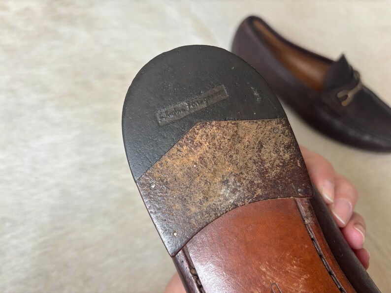 vintage men’s leather slip on loafers with gold horsebit ferragamo size 8 bild 8