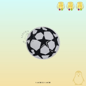 Puede incluir: Parche de hierro bordado en blanco y negro de un balón de fútbol con una estrella en el centro. El parche mide 7,5 cm por 7,5 cm.