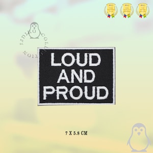 Puede incluir: Parche bordado en blanco y negro con el texto "LOUD AND PROUD" en letras blancas sobre un fondo negro. El parche mide 7 cm por 5,8 cm.