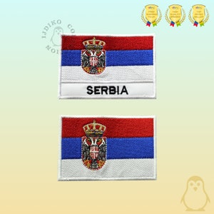 Pode incluir: Dois patches bordados com a bandeira da Sérvia. O patch superior tem a palavra "SERBIA" escrita abaixo da bandeira. Ambos os patches são brancos com detalhes vermelhos, azuis e dourados.