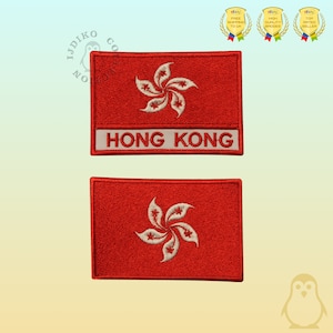 Puede incluir: Dos parches bordados con la bandera de Hong Kong. El parche superior tiene las palabras "HONG KONG" escritas debajo de la bandera. Ambos parches son rojos con una flor de bauhinia blanca.