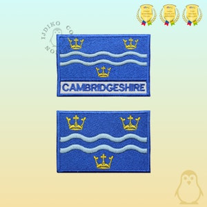 Op de afbeelding: Twee geborduurde patches met de vlag van Cambridgeshire, Engeland. De bovenste patch heeft de tekst "CAMBRIDGESHIRE" onder de vlag. De onderste patch is alleen de vlag.