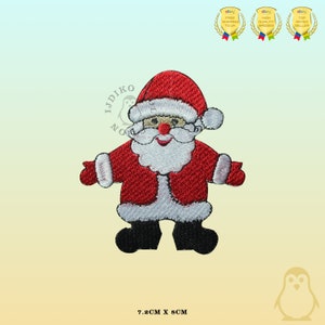 Peut inclure: Patch brodée thermocollante représentant le Père Noël portant un costume rouge avec des finitions blanches et une barbe blanche. Le patch mesure 7,2 cm sur 8 cm.