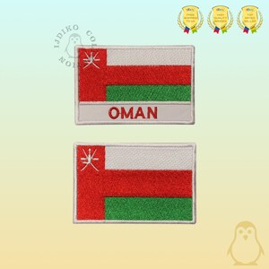 Pode incluir: Dois patches bordados com a bandeira de Omã. O design inclui uma faixa branca, uma faixa vermelha com um símbolo, uma faixa verde e a palavra "OMAN" em vermelho. Os patches são retangulares com uma borda branca.