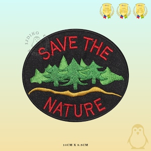 Puede incluir: Un parche bordado negro con el texto "Save the Nature" en rojo y una fila de árboles verdes en una colina amarilla. El parche mide 10 cm por 8,5 cm.