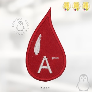 Puede incluir: Parche termoadhesivo en forma de gota de sangre roja con texto bordado en blanco "A-" y una forma de gota blanca. El parche mide 15,24 cm por 8,89 cm.