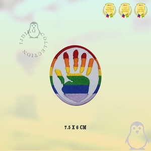 Könnte beinhalten: Ein gestickter Patch mit einem Regenbogenmuster und einer weißen Handabdruck in der Mitte. Der Patch ist 7,5 cm x 6 cm groß.