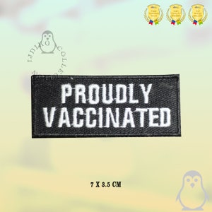 Peut inclure: Écusson brodé noir avec du texte blanc qui dit "PROUDLY VACCINATED". L'écusson mesure 7 cm sur 3,5 cm.