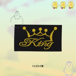 Puede incluir: Parche de hierro negro bordado con una corona dorada y la palabra "King" en una fuente cursiva. El parche mide 7,5 cm por 6 cm.