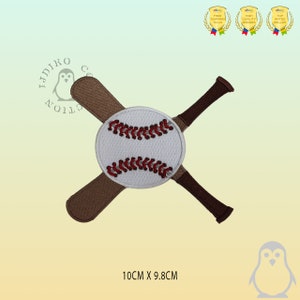 Könnte beinhalten: Gestickter Aufnäher mit einem Baseball und zwei gekreuzten Schlägern. Der Baseball ist weiß mit roten Nähten, die Schläger sind braun. Der Aufnäher misst 10 cm x 9,8 cm. Sportliches Thema.