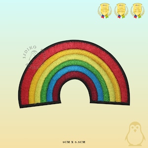 Puede incluir: Un parche bordado con forma de arcoíris y un contorno negro. El parche mide 9 cm por 5,5 cm.