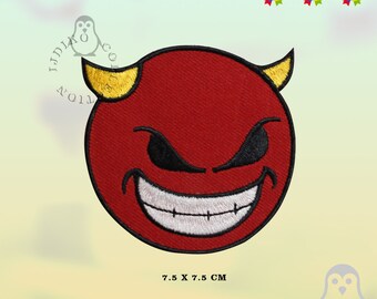 Puede incluir: Parche rojo bordado para planchar con un emoji de diablo con cuernos amarillos y una sonrisa blanca. El parche mide 7,5 cm por 7,5 cm.