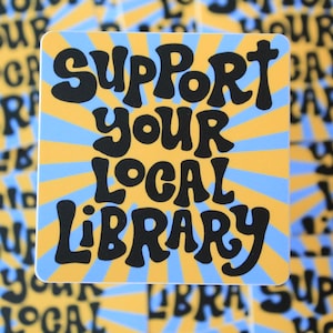 Puede incluir: Adhesivo cuadrado con el texto "SUPPORT YOUR LOCAL LIBRARY" en negro, con letras de estilo retro. El fondo presenta un cuadrado amarillo con rayos azules que emanan del centro, y el mismo diseño se repite en el fondo.