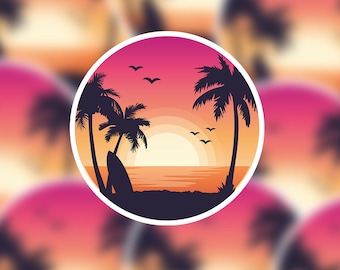 Könnte beinhalten: Ein Aufkleber mit einer Sonnenuntergangsszene mit zwei Palmen, einem Surfbrett und einer leuchtend orangen Sonne. Der Hintergrund ist ein Farbverlauf von Pink, Orange und Gelb.