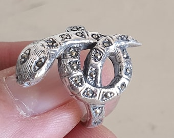 Anillo de serpiente vintage en plata de ley 925 con marcasitas, talla 54 UE: anillo de serpiente llamativo con cabeza texturizada y cola enrollada.