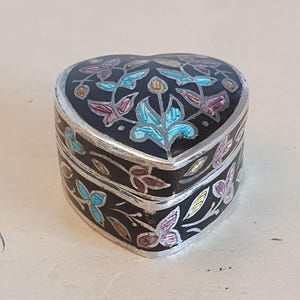 Vintage Sterling Silver Heart Trinket Box with Floral Enamel Inlay, Green Interior, Marked 925, Mini Keepsake Box, Fine Jewelry from Greece.