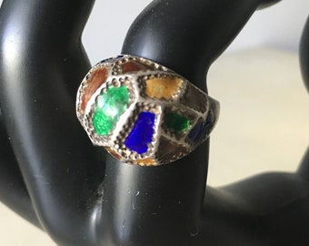 Puede incluir: Un anillo de plata con un diseño de esmalte multicolor. El anillo presenta un patrón geométrico con esmalte azul, verde, naranja y amarillo.