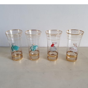 Set van 4 vintage met goud omrande bekers met handgeschilderde elegante dames in jurken: decoratief glaswerk uit het midden van de eeuw. Drinkgerei voor verzamelaars.