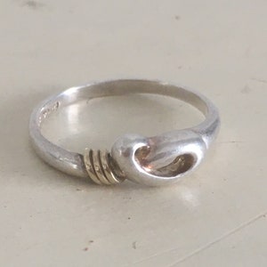 Anillo de plata de ley 925 de 1949. Elegante anillo de declaración de nudo con ajuste de oro 585 (oro 14Κ). Anillo vintage marcado firmado.