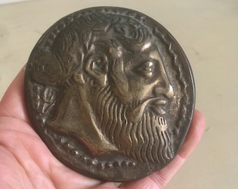 Pisapapeles Dionysus Bronze Vintage. Moneda de gran tamaño de calidad de museo de Naxos, antigua Grecia. Escultura de ornamento de la oficina de papel de prensa de 1960.