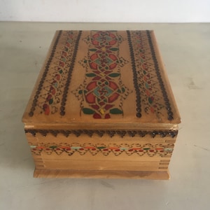 Portasigarette decorato. Scatola in legno vintage fatta a mano con 4 scomparti espandibili per sigarette. Custodia incisa e dipinta a mano.