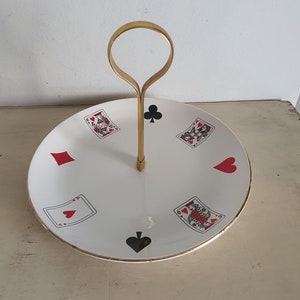 Vintage porseleinen taartvorm met koperen handvat, speelkaartmotief, diameter 24,5 cm, retrodecor, pokerfeestdisplay, servies uit de jaren 60.