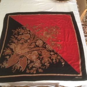 Écharpe vintage en soie et coton multicolore floral vif Valentino. Foulard de luxe original 85 X 85 cm. Bandana foulard à collectionner pour femme