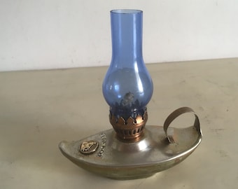 Lámpara de aceite griega "KEFALOS" firmada vintage con chimenea de cristal azul. Lámpara funcional estilo genio de Aladdin sin usar.