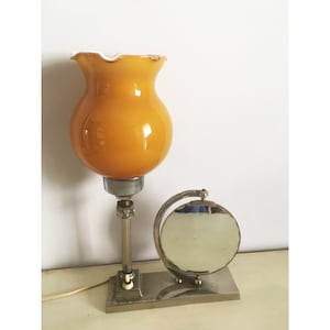 Art-deco metalen lamp met spiegel. Franse vintage tafellamp met fotolijst en karamelkleurige opaline lampenkap. Neoklassieke antieke lamp uit de jaren 30