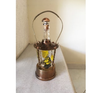Bottiglia Kitsch anni &#39;80 con carillon meccanico. Memorabilia Decanter del 1980. Bottiglia nautica con manico grande.