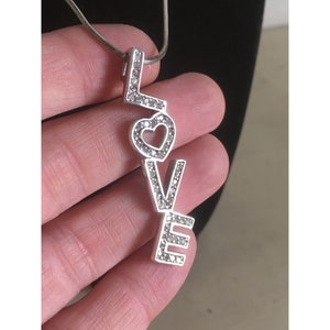 Colgante LOVE 3D de plata de ley. Colgante con letras de amor de plata y circonitas con cadena de plata. Joyería fina vintage hecha a mano en Grecia.