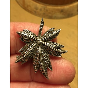 Ahorn Blatt Silber Zirkone Brosche. Vintage Brosche für Frauen und Mädchen. Brosche für Kleidung oder Taschen. Vintage Silber Geschenk.
