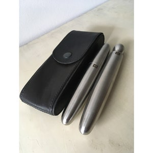 Tube à cigares en acier inoxydable et flacon. ensemble cadeau groomsman vintage dans un étui en cuir. Cadeau bachelor party.