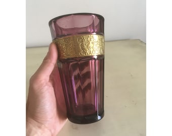 Moser Amethist Paarse Glazen Beker Omgeven met Brede Messing Decoratieve Rand. Art Nouveau Glaswerk uit de jaren 1920. Zeldzaam handgeblazen dik glas.