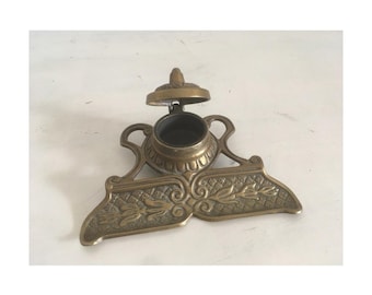 Tintero antiguo de latón fundido ornamentado de estilo victoriano. Adorno de oficina, regalo para amantes de las plumas.