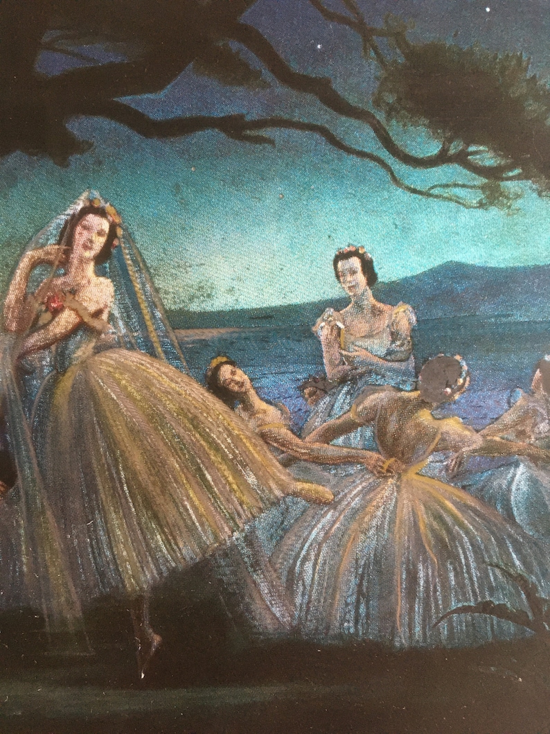Op de afbeelding: Een schilderij van vijf ballerina's in een nachtsc&egrave;ne. De ballerina op de voorgrond draagt een witte jurk en een sluier. De andere ballerina's dragen blauwe jurken. De achtergrond is een donkerblauwe lucht met sterren.