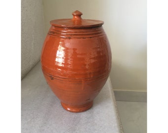 古代ギリシャの陶器の絵付け壺（アンフォラ）。古風な手作りのレプリカ