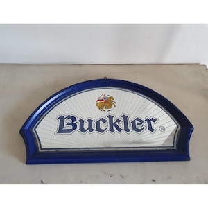 Plaque vintage Buckler Beer Mirror, publicité pour pub design demi-lune, plaque en verre avec cadre bleu, décoration de bar de collection des années 1980, 60 x 34 cm, 1820 g.