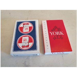 Vintage Versiegeltes Spielkarten Set, L & M und York Cigarette Design, Hergestellt in Belgien, US Steuermarke, 1970er Jahre Unbenutzte Sammlerkarten Decks.
