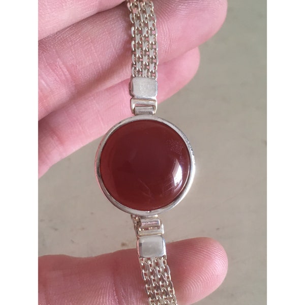 Argent sterling 925 et pierre rouge semi-précieuse ronde. Élégant bracelet vintage et fait main de Grèce.