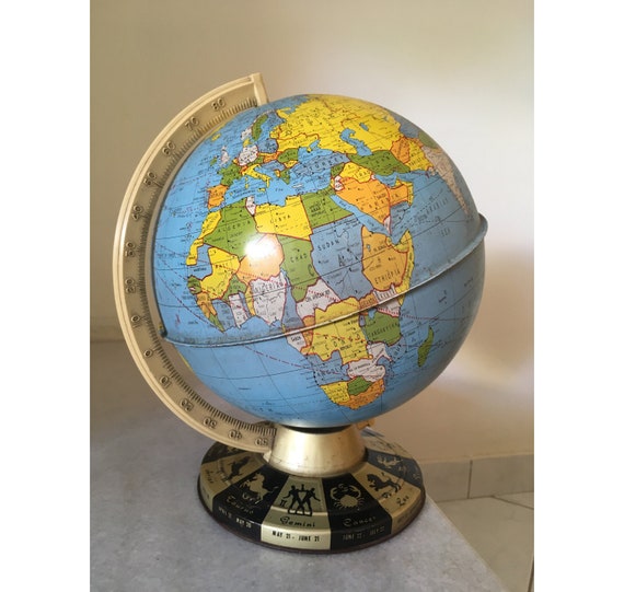 1980 年代の金属製世界地図。ビンテージ地理地球儀。1980 年代の