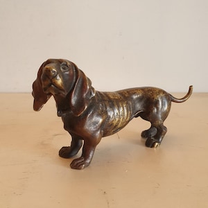 Antique Heavy Bronze Basset Hound Dog Figurine, Handcrafted Patinated Sculpture, 18 cm Long, 1339 grams.